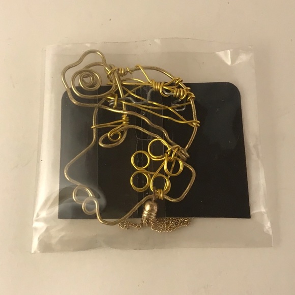 Jewelry - Gold wire lady brooch